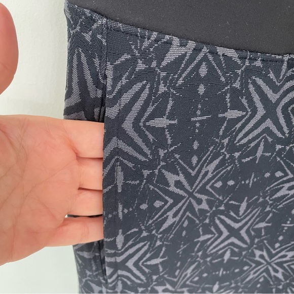 NEW Oiselle Kaliedo-go Black Jacquard Knit Athleisure Skirt Size 2      L6 - Picture 4 of 8
